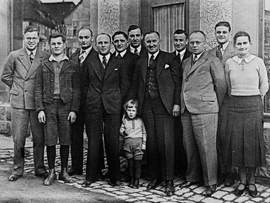 Adolf Häfele ve çalışanları, Nagold’daki Häfele dükkanının önünde